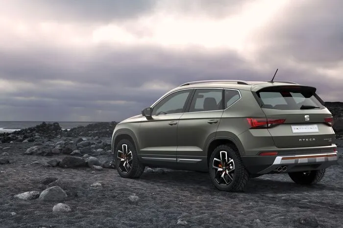 Mit dem Pariser Autosalon haben die Spanier eine schöne Bühne für die Premiere des Ateca X-Perience gewählt. Die Weiterentwicklung bereichert die Talente des Kompakt-SUV als Stadtflaneur um Offroad-Funktionen. Mit dem „Driving Experience Button“ auf der Mittelkonsole kann das Fahrprofil mit den Modi Normal, Sport, Eco und Individual an die jeweilige Straßenbedingung angepasst werden.