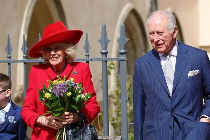 Großer Auftritt zum Schluss: König Charles III. und Königin Camilla trafen als Letzte ein – im Auto vorfahrend und von Jubelrufen wie „God save the King“ empfangen.