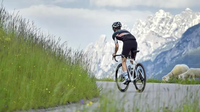 Ein Radfahrer