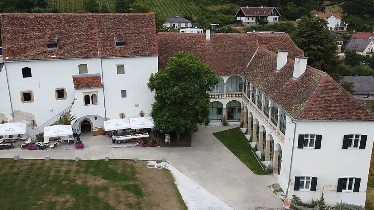 Schloss Hartberg: Reinhold Glehr und Hans Hofer vom historischen Verein Hartberg führten das Filmteam durch die alten Mauern des Schlosses Hartberg.