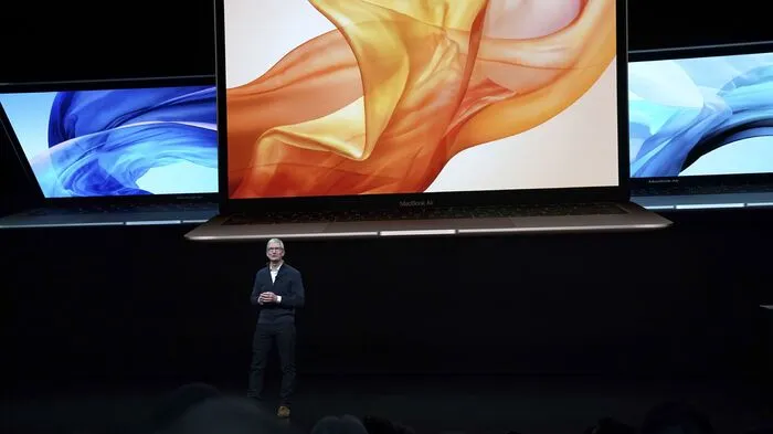 Die neue Version des MacBook Air bekam einen drastisch verbesserten Bildschirm mit höherer Auflösung sowie einen Fingerabdruck-Scanner, der bisher teureren Pro-Modellen vorbehalten war. Zugleich steigt der Startpreis in Europa von 1.099 auf 1.349 Euro.  