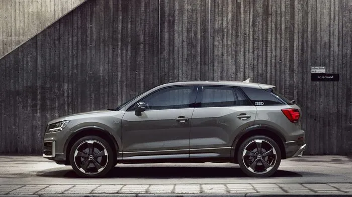 Der „Edition #1“ des neuen Audi Q2 trägt den Look des S-Line-Exterieurpakets mit sportlichen Stoßfängern und Schwellern sowie dem markanten Diffusor. Einzigartig bei diesem Modell sind Anbauteile in Manhattangrau im unteren Bereich der Karosserie. Das schwarze Blade auf der C-Säule, das in weiß die vier Ringe trägt, und die schwarzen Außenspiegelkappen sind weitere exklusive Features des Editionsmodells.