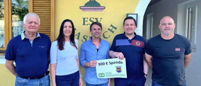 Ein Spendenscheck über 300 Euro wurde nach dem Ragnitzer Kinder- und Familienflohmarkt an das SOS-Kinderdorf übergeben