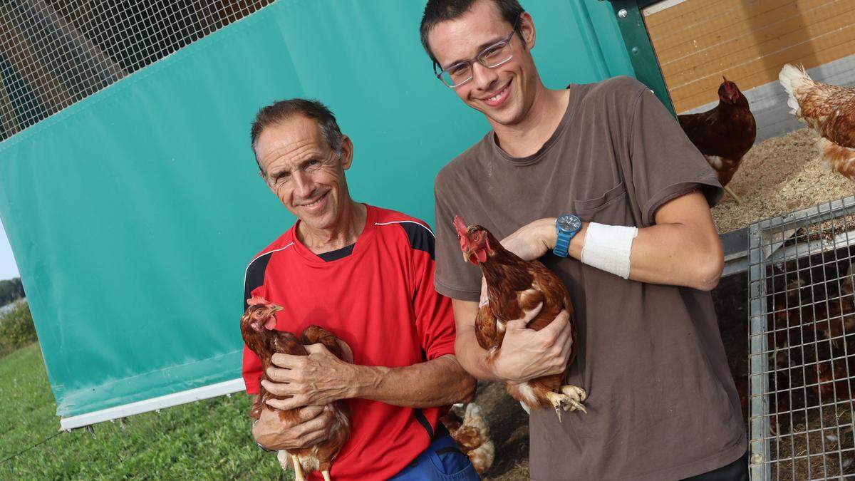 Johann Passath und Sohn Hans-Peter Passath vor dem &quot;mobilen Hühnerstall&quot;