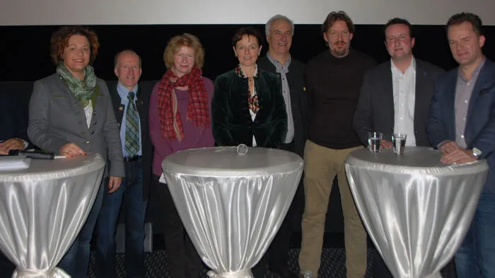Am Podium diskutierten Leonhard Meister (FPÖ) (3.v.l.), Kammervizepräsidentin Maria Pein (ÖVP) (5.v.l.), Bio-Ernte-Obmann Herbert Kain (4.v.r.), Thomas Waitz (Grüne) (3.vl.r.) unter der Moderation von Kleine Zeitung-Redakteurin Claudia Gigler (4.v.l.). Veranstalter: SPÖ Südosteiermark in Kooperation mit SPÖ Bauern, Bauernbund, Freiheitliche Bauernschaft, Grünen Bäuerinnen und Bauern sowie dem Bio-Ernte-Verband Steiermark