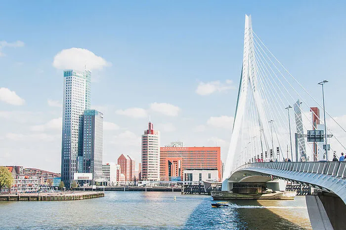 Rotterdam, Niederlande: Wie bei der Größe steht Rotterdam auch bei den Besucherzahlen hinter Amsterdam zurück. Diese Chance sollte man nutzen. Nach dem zweiten Weltkrieg musste Rotterdam ganz neu aufgebaut werden. Die moderne Architektur, wie zum Beispiel die der beeindruckenden Markthalle, nimmt einen auf den ersten Blick gefangen.