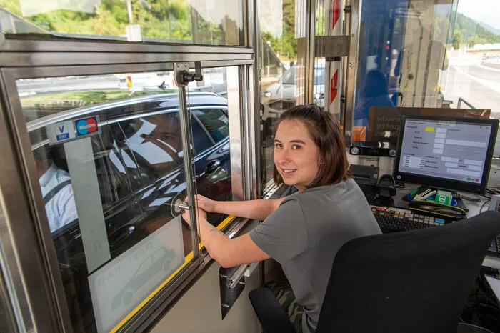Tanja Heindl ist eine von gut 40 Mitarbeiterinnen und Mitarbeitern an der Mautstation Gleinalm, sie schaffen bis zu 150 Autos pro Stunde.