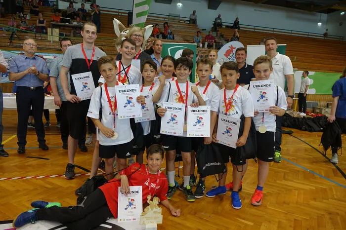 Anschließend wurde der Pokal entgegen genommen und ordentlich gefeiert.