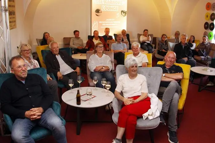 Aufmunternd und vielschichtig wie ein Mokka mit Kipferl zum Frühstück am Abend, spielte der Senkrechtstarter der heimischen Kabarett-Szene in seinem zweiten Kabarettprogramm Lieder und erzählte pointierte Geschichten vor einem begeisterten Publikum.