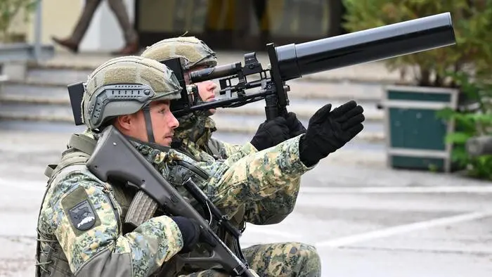 Bild zeigt Soldaten mit Gewehr und Soldatin mit elektronischer Drohnenabwehr-Komponente