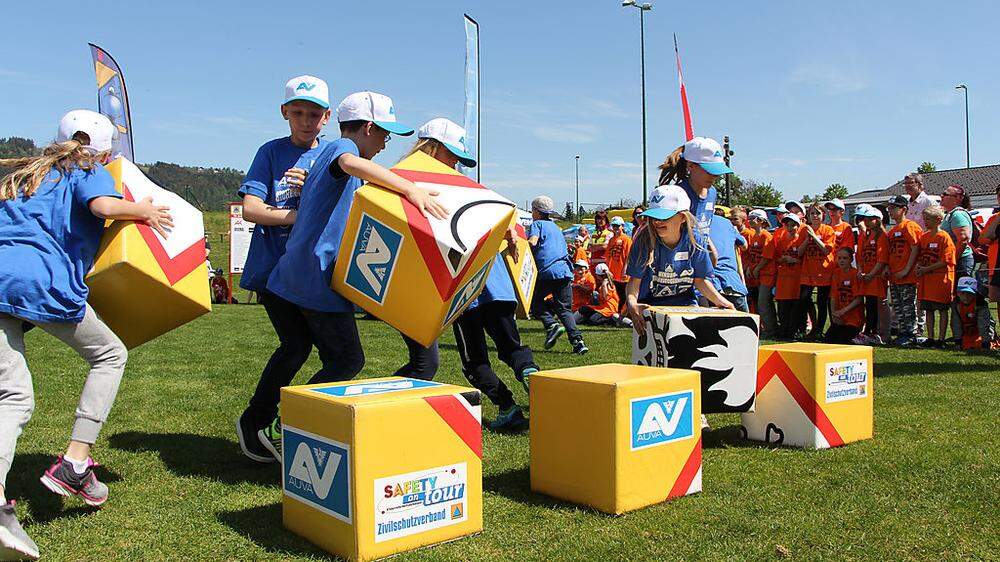 Beim Gefahrenstoff-Würfelpuzzle zeigten die Schüler großen Einsatz. Knapp 300 Kinder waren gestern am Sportplatz Köttmannsdorf mit dabei