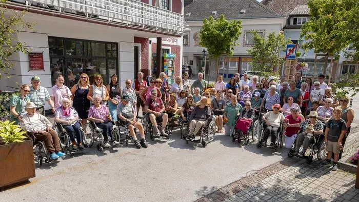 Bewohnerinnen des Seniorenzentrums, Betreuerinnen, Angehörige und Interessierte spazierten jüngst durch Gröbming