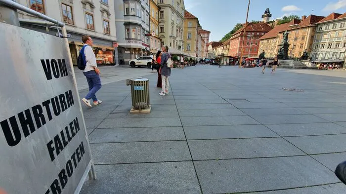 "Vom Uhrturm fallen verboten" ist eines der kuriosen Verbote, die Künstlerin Ada Kobusiewicz im Grazer Zentrum postuliert