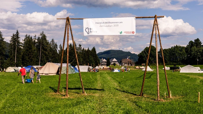 Lager zu einem Zeltlager mit rund 60 Zelten. Das Motto lautet: "Gemeinsam unterwegs"