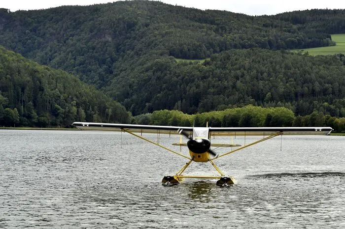 Flugbegeisterte nützten die Gelegenheit zu einem Rundflug mit einem Wasserstart und -landung