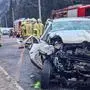 ABD0069_20240122 - ASSLING - ÖSTERREICH: ZU APA0365 VOM 22.1.2024 - Bei einem Unfall mit einem Linienbus im Osttiroler Assling sind am Montag, 22. Jänner 2024, ein zehnjähriges Kind und seine Mutter gestorben. Die Frau war mit ihren drei Kindern im Alter von sieben, zehn und 13 Jahren im Auto unterwegs. In einer Kurve war sie aus noch unklarer Ursache in die Fahrbahnmitte geraten und frontal gegen einen Bus gefahren. Das sieben- und das 13-jährige Kind wurden schwer verletzt ins Spital gebracht. - FOTO: APA/EXPA/MARKUS MAYR