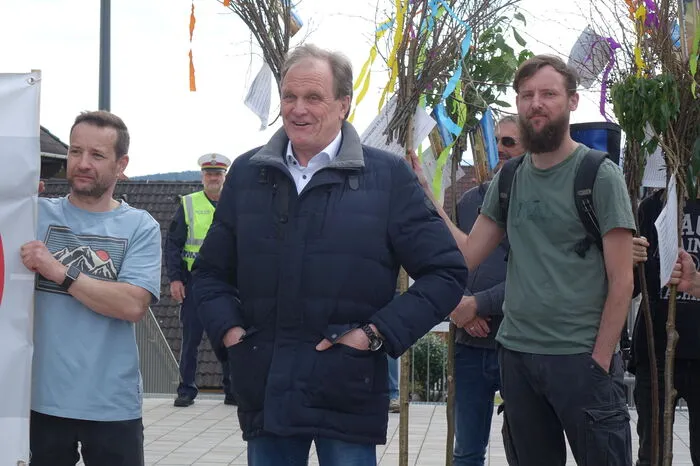 Bürgermeister Erwin Dirnberger (ÖVP, Mitte) zeigte Verständnis für den Protest, er machte aber auch deutlich, dass er weiterhin davon ausgehen, dass die Umfahrungsstraße gebaut werde.