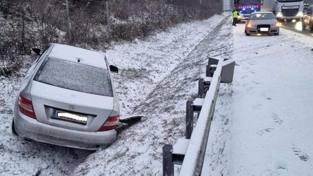 Bei Arnwiesen kam es auf der schneeglatten A 2 zu einem Unfall