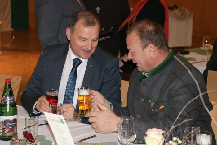 Im Anschluss an den Festakt wurde in der Ottersbachhalle noch bei regionaler Kulinarik gefeiert und disktutiert.