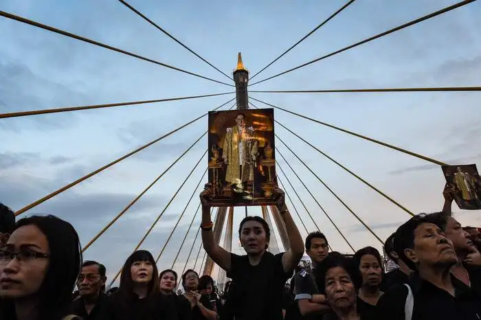 Bei der Zeremonie auf der nach Bhumibol benannten Brücke im Zentrum der thailändischen Hauptstadt gaben die in Schwarz gekleideten Trauernden Almosen an 999 betende Mönche.