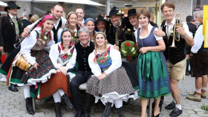 Landeshauptmann Peter Kaiser und Kleine Zeitung-Chefredakteurin Antonia Gössinger mit den Kirchtagsladern.
