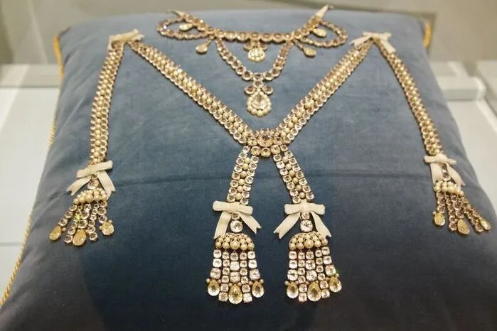 Eine Replik eines Colliers erinnert an die Halsbandaffäre, in die Marie-Antoinette verwickelt war.