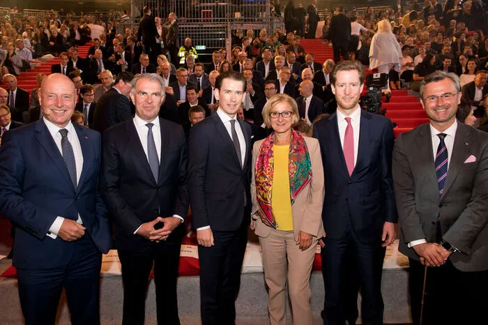 AUA-Chef Kay Kratky (noch bis Ende Juli), Carsten Spohr, Sebastian Kurz, die niederösterreichische Landeshauptfrau Johanna Mikl-Leitner, der kommende AUA-Chef Alexis von Hoensbroech (ab August) und Norbert Hofer.