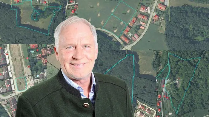 Bürgermeister Johannes Zweytick (ÖVP) und die Grundstücke, die zu erwerben sind