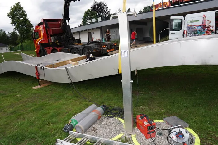 Das stattliches Ausmaß der Breitwellenrutsche: 17 Meter Länge