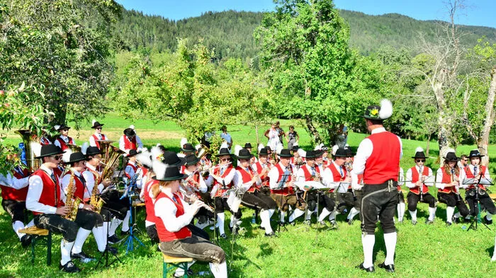 Mehrere Gastkapellen gratulierten der Trachtenkapelle Alpenland Matschiedl musikalisch zum 60-Jahr-Jubiläum.