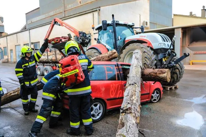 Mitglieder der Feuerwehren St. Margarethen, Glein, Preg, Apfelberg, Rachau, Feistritz, St. Marein, Knittelfeld und St. Lorenzen nahmen an der Übung teil.