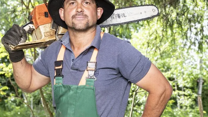 Martin ist Forstwirt, betreibt zu Hause eine Hasenfarm und seinen Hof bezeichnet er als Ranch. Inklusive Partyhütte.
