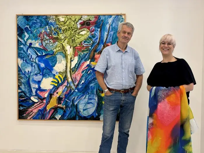 Kunst im Doppelpack: Walter Sabetzer und Tochter Marlen verbinden in der Stadtgalerie Deutschlandsberg farbenkräftige Malerei mit außergewöhnlichen Stoffkreationen