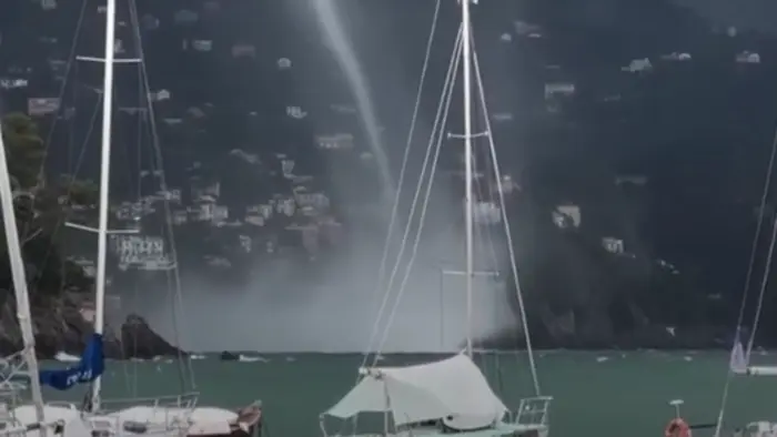 Vor Kurzem wurde Wasserhose an der ligurischen Küste gefilmt