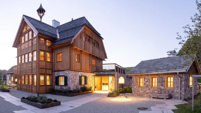Im Sommer 2012 stieß Barbara Gröhs auf die Anzeige "Bauernsachl" zu verkaufen. Dieses sollte sich bei der ersten Besichtigung als ein marodes Bauernhaus mit sage und schreibe 20.000 Quadratmeter Grund mit altem Obstbaumbestand herausstellen. 