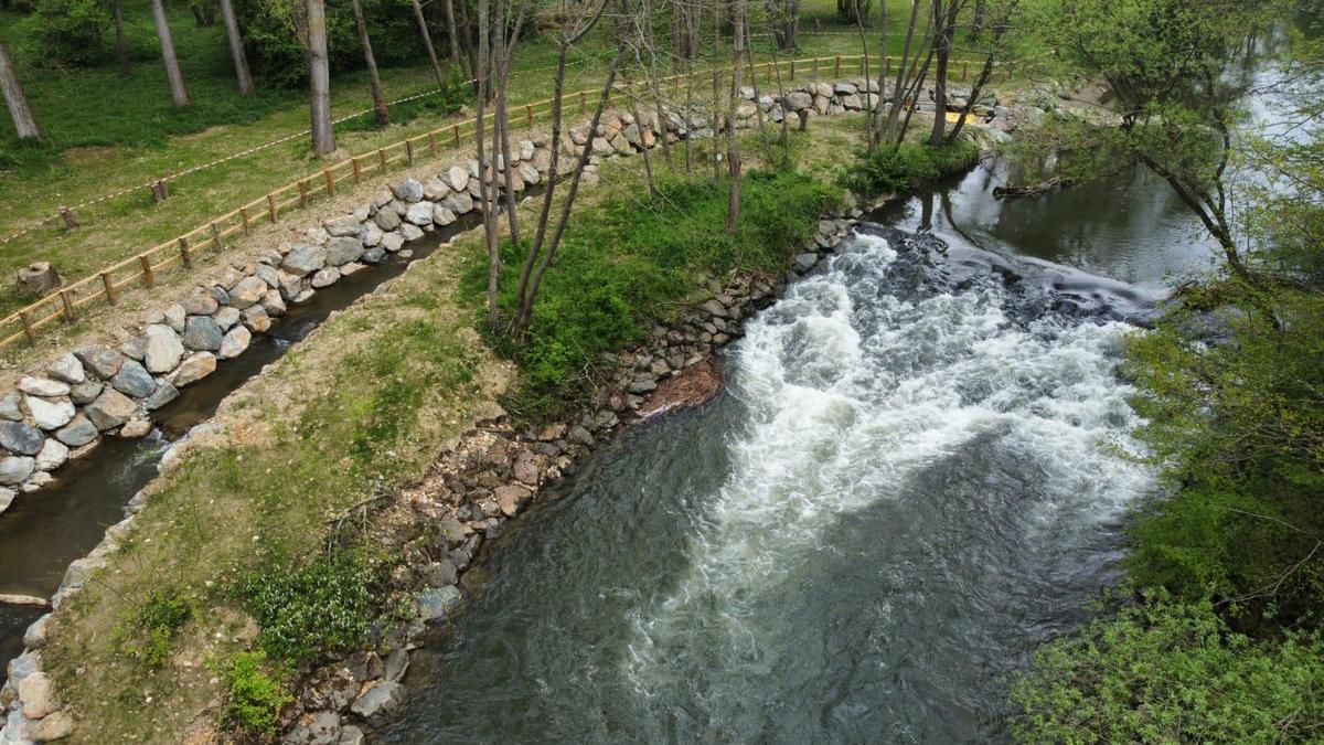 Mit dem Beckenpass (l.) wird ein jahrzehntealtes Hindernis der Fischwanderung umgangen 