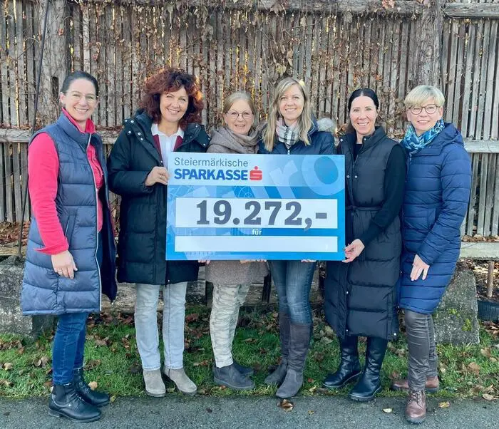 Rückblick auf die Benefizkeksaktion 2024: Maria Haring-Weigl, Direktorin der FS Burgstall, Roswitha Walch, Direktorin FS Neudorf, Bettina Kuzmicki und Barbara Kahr von der Kleinen Zeitung, Daniela Posch, Bezirksbäuerin von Leibnitz, und Angelika Wechtitsch, Bezirksbäuerin von Deutschlandsberg (v. l.) 