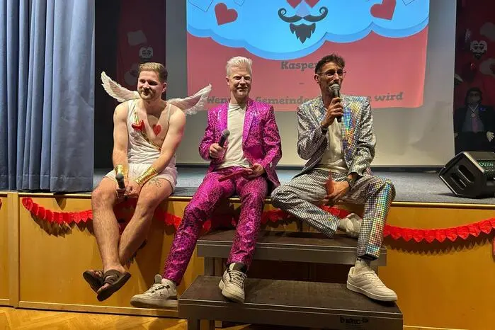  Die Leitung der Faschingsgilde übernahm Markus Kocher, der zugleich als Amor für Stimmung sorgte. Durch das Programm führten die Moderatoren Dominik Kobald alias Dominik Anthony und Andreas Gram alias Andreas Silbereisen.
