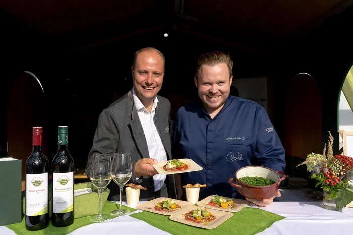 Mathias Schattleitner, Geschäftsführung Tourismusverband Schladming-Dachstein, mit Spitzenkoch Richard Rauch