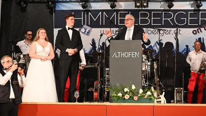 Im vollgefüllten Ballsaal eröffneten Clusterleiter Hannes Scherzer gemeinsam mit den Ballchefs Martina Kainbacher und Johannes Kraßnitzer nach den feierlichen Grußworten und der anschließenden Polonaise den Abend.