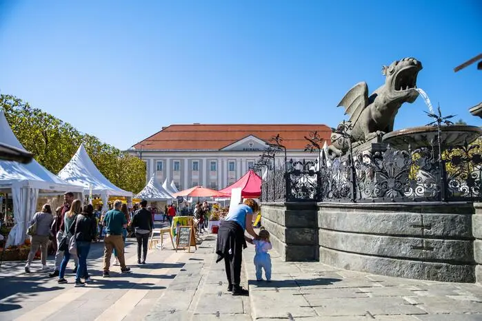 Die Genussmeile mit ihren über 50 Ausstellern ist
einer der Höhepunkte der „Tage der Alpen-Adria
Küche“.
Aussteller von der Steiermark über Kärnten bis Slowenien, Istrien, Friaul und dem Veneto präsentieren außergewöhnliche Produkte in höchster Qualität. Trüffel, Chilli, Käse, Weine, Öle,
Biscotti, Süßspeisen, Schnecken, Wurstwaren, Lamm, Kräuter und vieles mehr. Wofür man sonst hunderte Kilometer fahren müsste, finden Besucher an drei Tagen auf engstem Raum. 
Heuer neu: Auf der Bühne vor dem Rathaus spielen live unterschiedliche Musikgruppen.

Vom 18.9 bis 20.9.2025 jeweils von 10 bis 19 Uhr am Neuen Platz, am Alten Platz und am Ossiacher Hof.