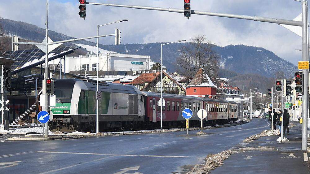 Testfahrt: Am Mittwoch verkehrte erstmals ein Personenzug durch die Stadt Weiz, mitfahren durften freilich nur Mitarbeiter der Landesbahn