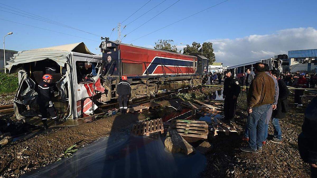 Durch die Wucht des Zusammenpralls wurde der Bus in zwei Teile zerrissen.