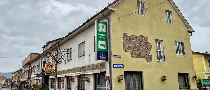 Ein Gasthaus. An der Fassade ist „Gasthof Treibacherhof Walter“ zu lesen.