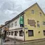 Ein Gasthaus. An der Fassade ist „Gasthof Treibacherhof Walter“ zu lesen.