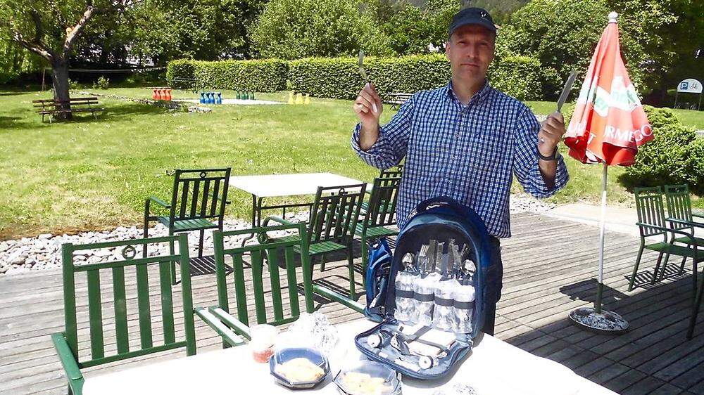 Dieter Mayr-Hassler präsentiert den neuen Picknickrucksack, mit dem das Essen im Freien neue Dimensionen annimmt