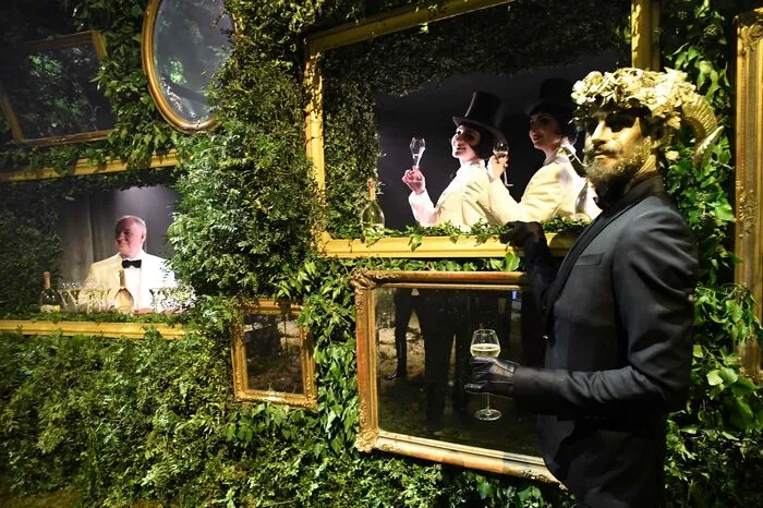 Das Event "Grand Bal" von Christian Dior im Rahmen der Modeschauen war bestens besucht - von gut Betuchten natürlich.