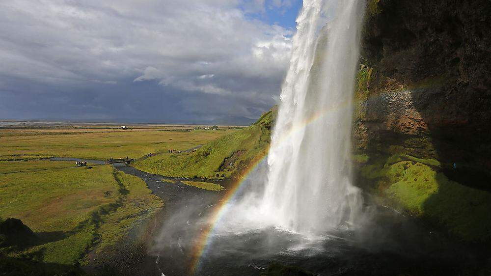 Fabelwelt: Der Seljalandsfoss ist ein Wasserfall im Süden Islands, unter dem man hindurchwandern kann. Wenn die Sonne scheint, bildet sich ein wunderschöner Regenbogen