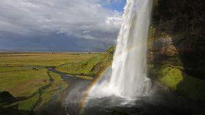 Fabelwelt: Der Seljalandsfoss ist ein Wasserfall im Süden Islands, unter dem man hindurchwandern kann. Wenn die Sonne scheint, bildet sich ein wunderschöner Regenbogen