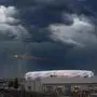 Unwetter über der Allianz Arena, heftiges Gewitter mit Hagel und Starkregen vor dem Nations-League-Halbfinale gegen Portugal, München, 4. Juni 2025 Deutschland, München, 4. Juni 2025, Unwetter über der Allianz Arena, heftiges Gewitter mit Hagel vor dem Nations-League-Halbfinale gegen Portugal, Mittwochabend um 20:25 Uhr, Szene durch eine Scheibe der U-Bahn-Station Fröttmaning fotografiert, Fußballstadion bei Fröttmaning, Heim-Stadion des FC Bayern München, Fußball, Sport, *** Storm over the Allianz Arena, violent thunderstorm with hail and heavy rain before the Nations League semi-final against Portugal, Munich, June 4, 2025 Germany, Munich, June 4, 2025, Storm over the Allianz Arena, violent thunderstorm with hail before the Natio
